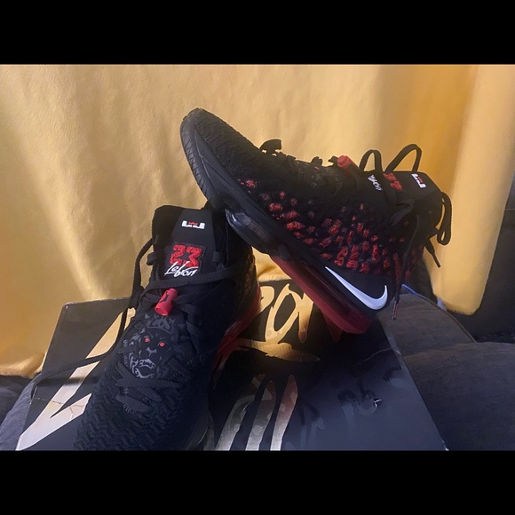 Nike, BLACK/WHITE-UNIVERSITY RED - Picture 3 of 3